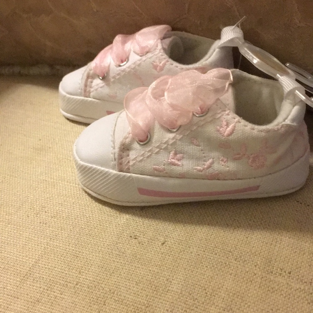 Three pairs of baby shoes - Picture 16 of 16